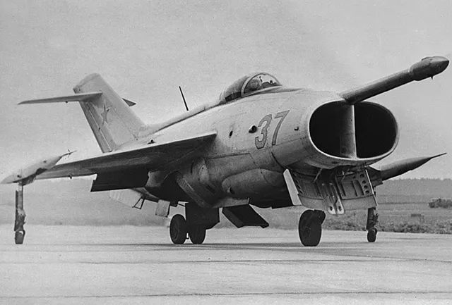 苏联第一款垂直起降战机雅克36技术演示机