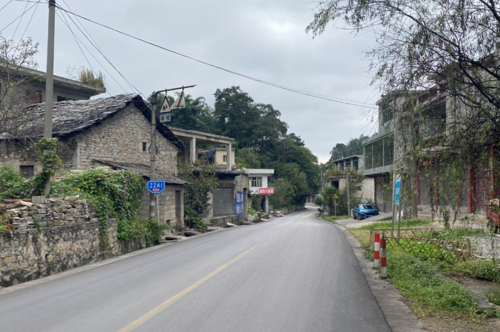 来到镇宁自治县丁旗街道新房村,干净的道路,清爽的庭院,是有不少"新房