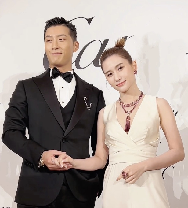 窦骁何超莲甜蜜同框,男方裤子过紧发福明显,女方穿短裙大秀美腿