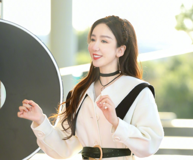 "胡一菲"恋爱了?与神秘男约会后同回小区,穿同款外套太甜蜜