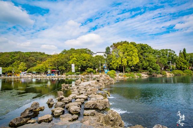 南京浦口珍珠泉被譽為江北第一遊觀之所很多人來看泉賞景