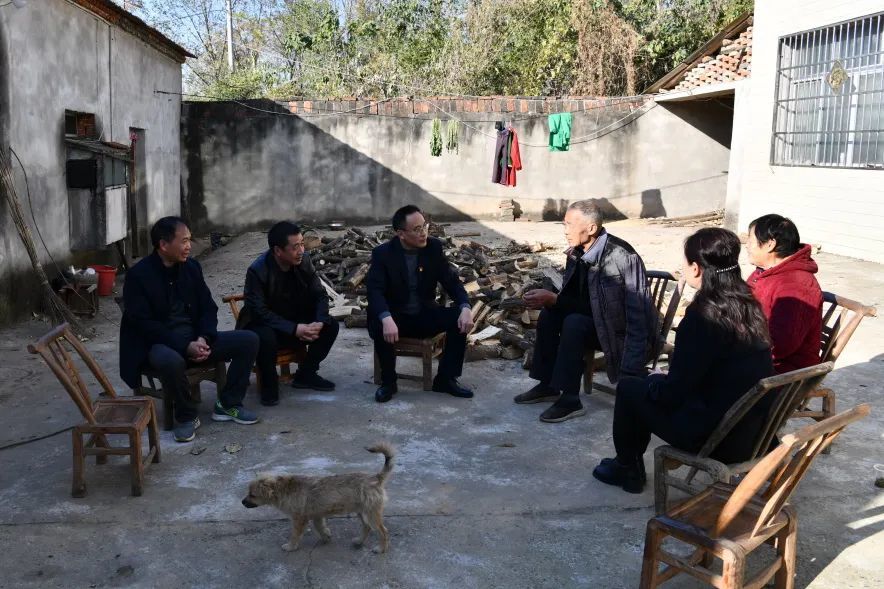 书记,院长罗华山带领党员干警代表到驻村点王集镇庞居村开展"大走访