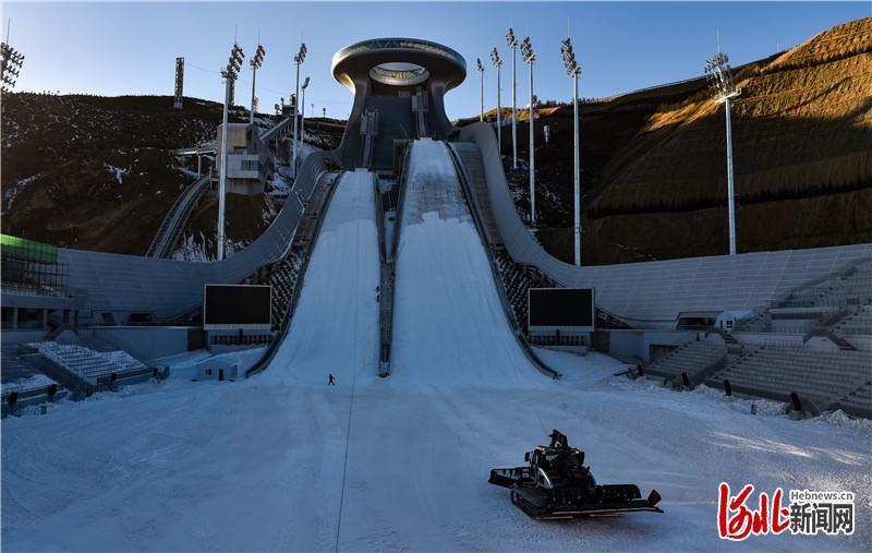 2021年11月24日,国家跳台滑雪中心——雪如意正在进行赛道造雪作业