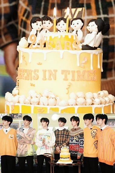 唯一让粉丝觉得激动的是二周年直播当晚的生日蛋糕,不仅有7位少年的