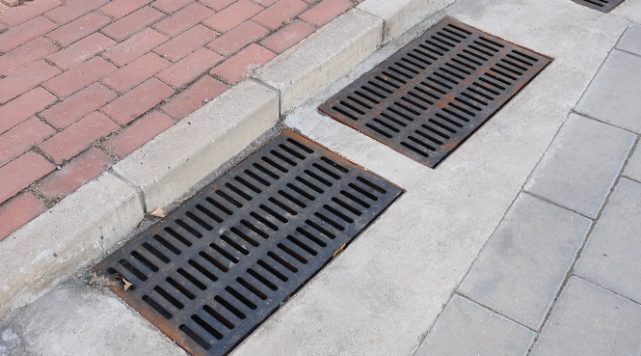 坐轮椅的市民不用担心前轮卡住崭新的雨篦子雨水箅子进行更换不符合无