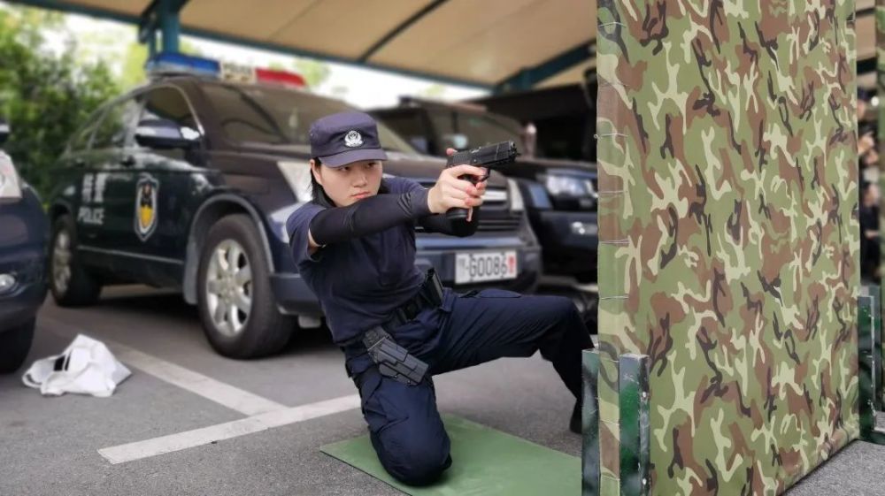 她是柔情铁肩女警花