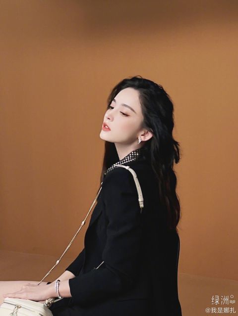 古力娜扎晒穿西装美照 大波浪卷发复古优雅