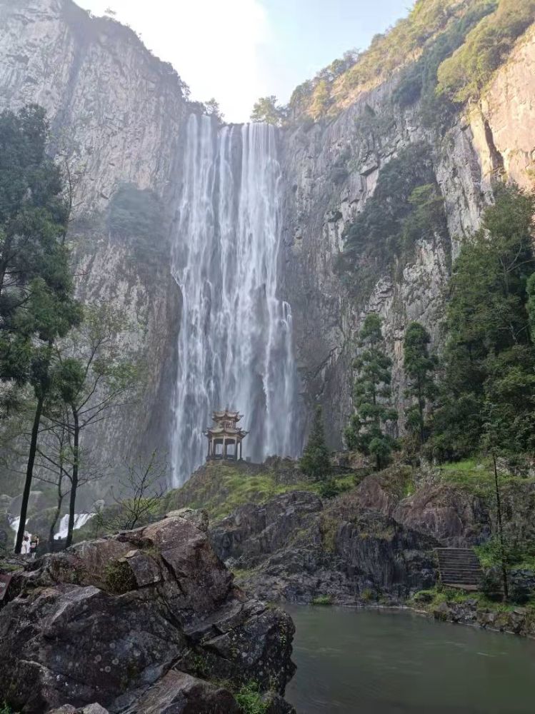 温州百丈漈,高度353米但安赫尔瀑布是两级瀑布.