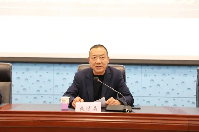 开班仪式上,党组书记,局长李光斌作动员讲话.