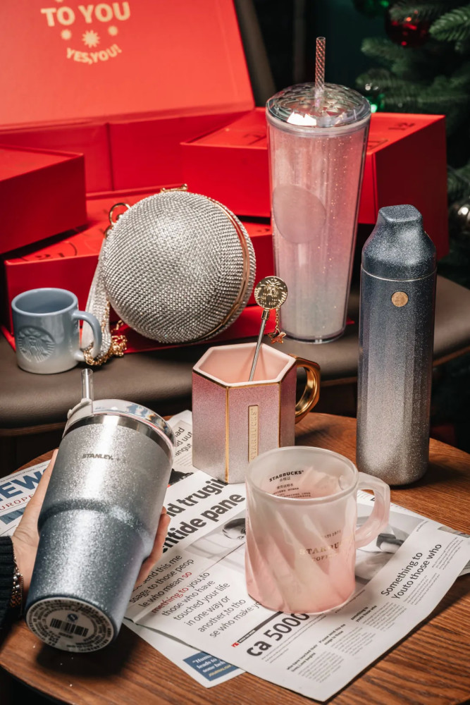 送圣诞礼物,你可以永远相信星巴克的"限定星杯"_腾讯新闻