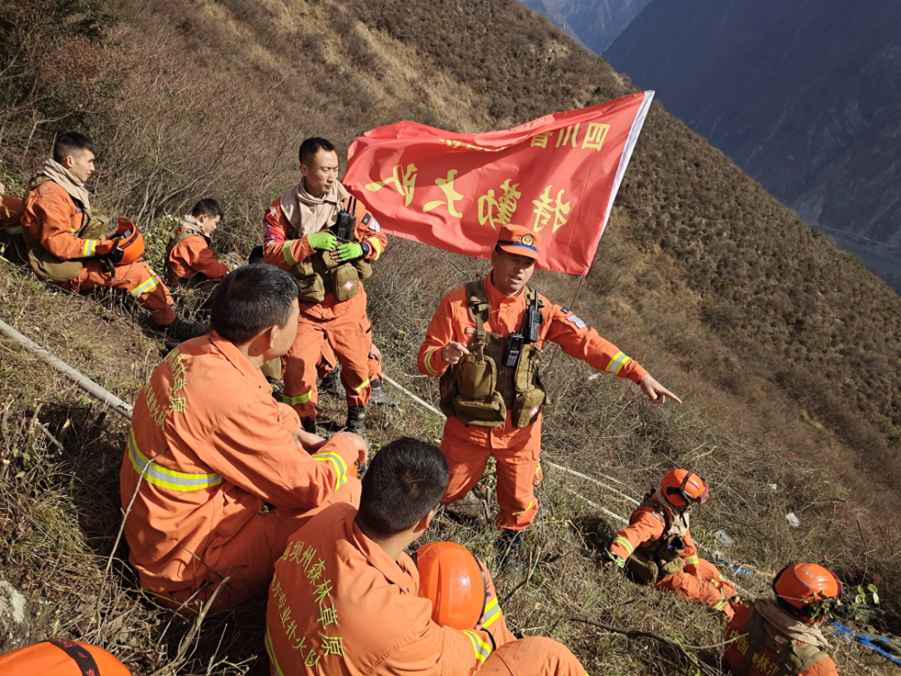 图说一线:四川森林消防锻炼指战员高山林区作战能力