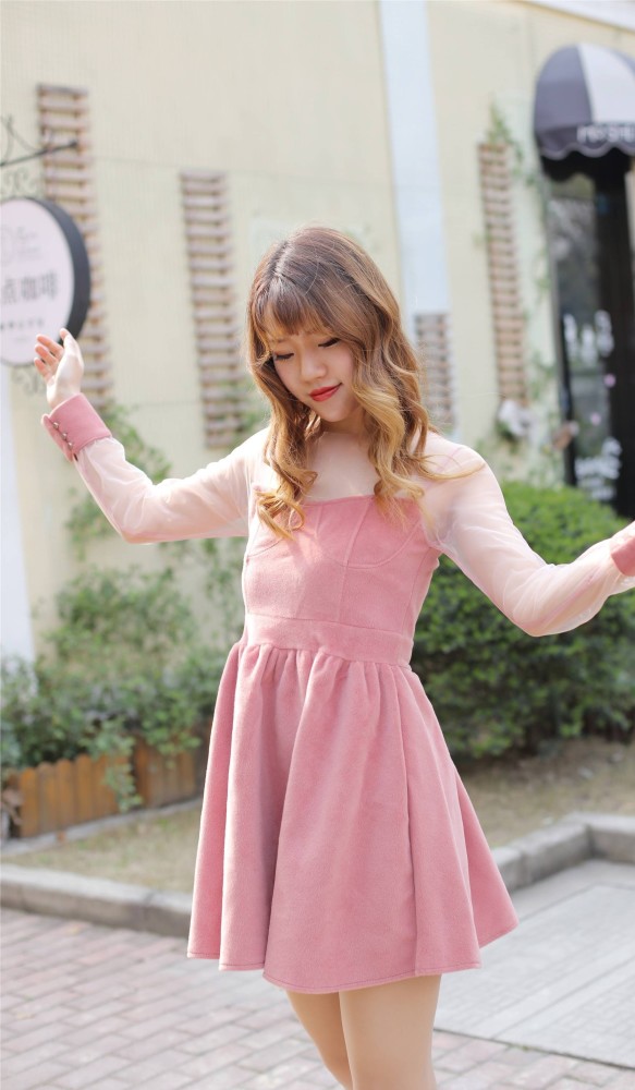 浅粉色丝绒连衣裙,甜美减龄,走起路来优雅不失气质