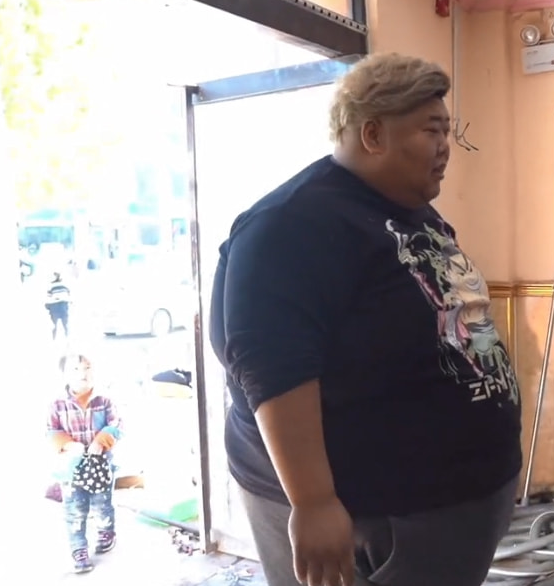 600斤胖猴仔自曝腰部有问题炒菜需要帮手喘气费劲自备呼吸机
