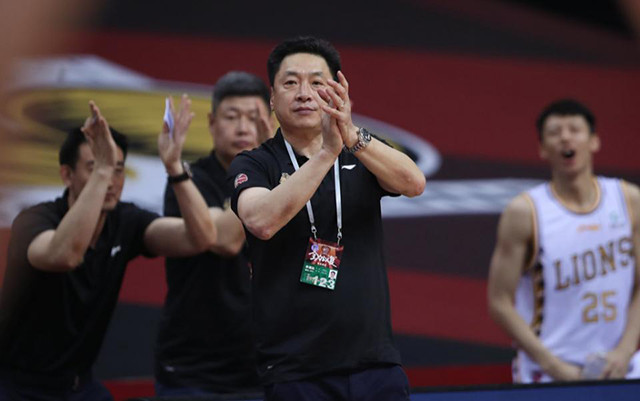李春江 CBA最成功教练李春江，单场比赛10个三分，赴美学习执教能力