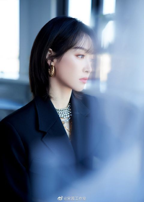 宋茜黑色西装写真释出空气刘海配短发甜酷满分