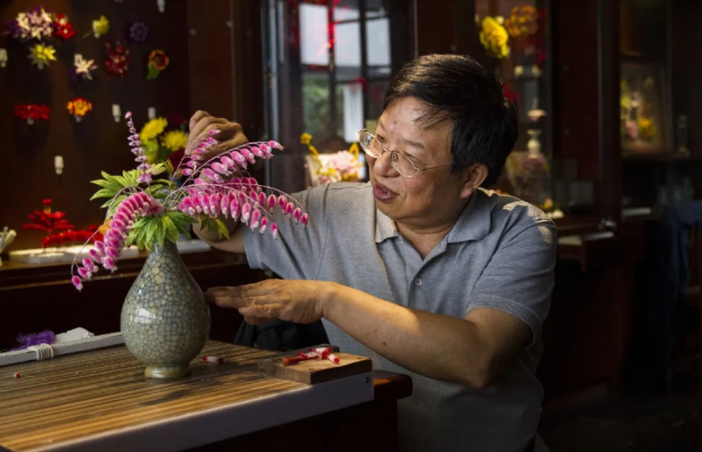 当2006年,南京绒花被评为江苏省级非物质文化遗产项目