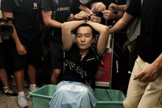制造暴动香港暴徒"修例风波"中袭击内地记者 上庭喊:"美国间谍"指使的