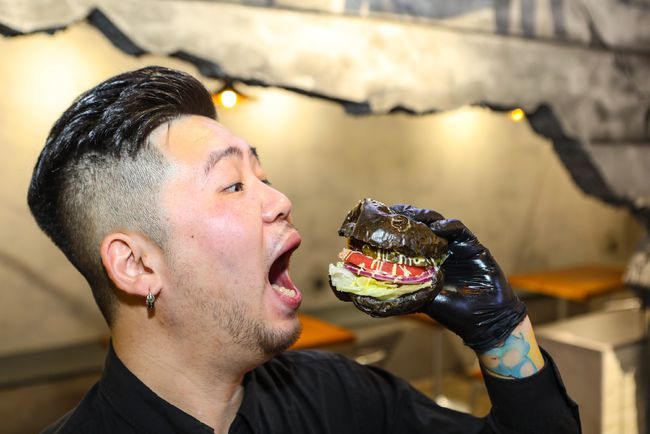 因为爱喝可口可乐,沈阳小伙开了个餐厅叫可乐大叔,还挺火