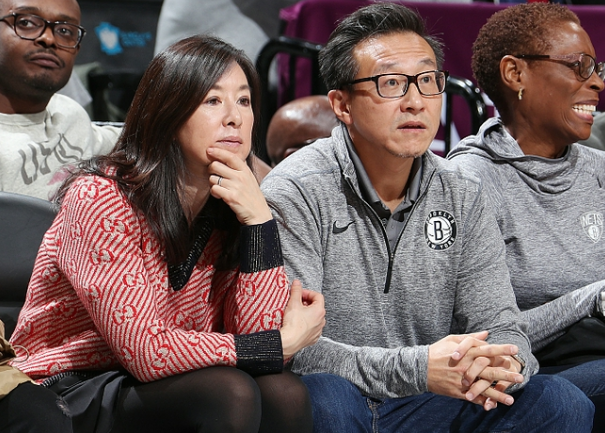 篮网老板娘罕见亮相年近60气质仍是一绝陪蔡崇信看球为其分忧