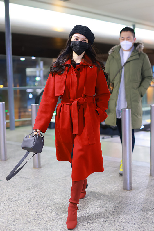 真羡慕伊能静的气质这么大岁数穿一身红真不土相反更撩人