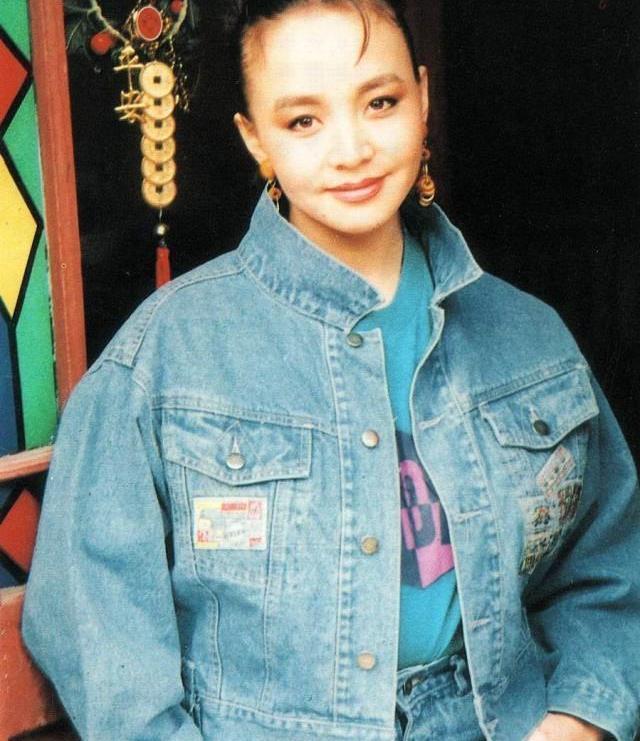 宋丹丹年轻照片曝光,性感身材堪比超模,年轻颜值不输小花