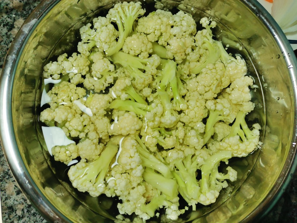 炒菜花有人焯水 有人直接炒 难怪不好吃 看饭店大厨怎么做 腾讯新闻