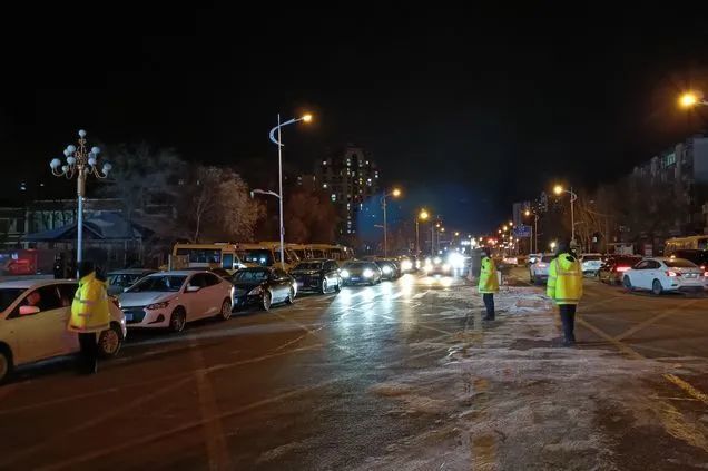 交通拥堵,连日来,大庆市公安局交警支队萨尔图大队强化夜间护学岗执勤