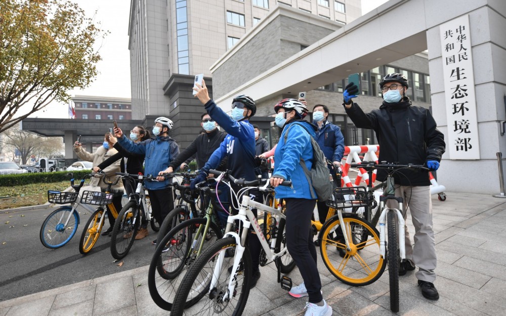 踏着共享单车,沿着北海,故宫一路骑到单位,刘筱璇领略了北京最美丽的