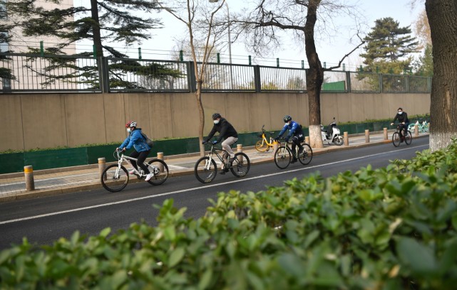 刘筱璇说,部里还专门邀请专家讲解了安全骑行,如何骑行不伤膝盖等知识