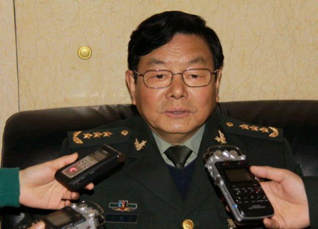 他49岁任驻港首任司令员全军比武冠军59岁晋升上将今年75岁