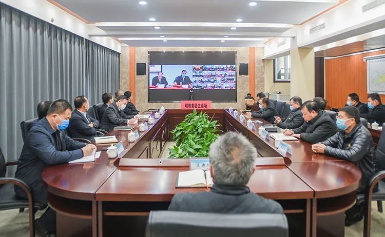 汪安南代表黄委党组,向受到表彰的山东河务局防汛办公室等45个先进