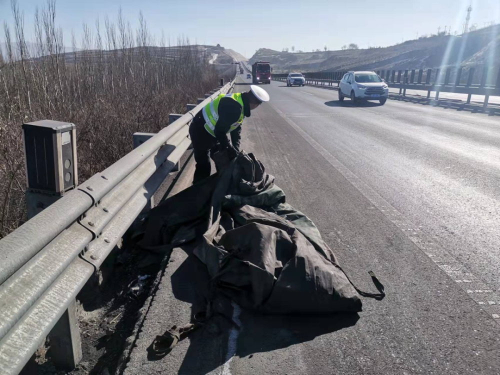 貨車駕駛員上路行車前不但要檢查車輛的號牌,放大號,反光條等安全設施