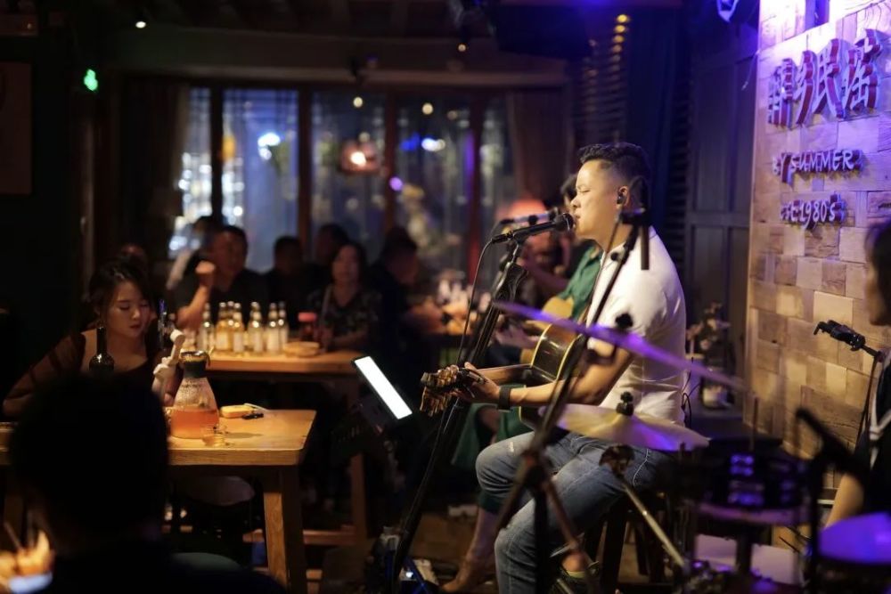 开起了各式各样的小店和酒吧,比如"风云音乐现场""醉乡民谣""遇见酒吧