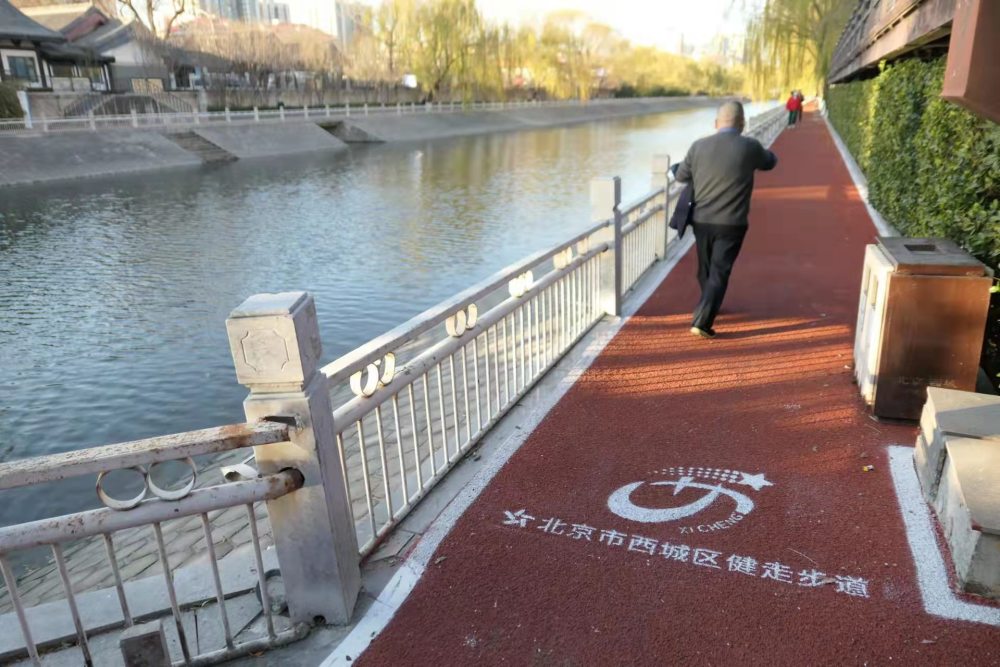 北京西城区南护城河滨水健走步道建成