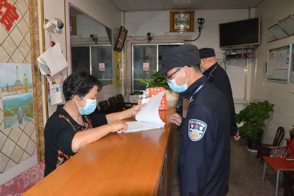 由综治办联合平安建设成员部门对辖区的旅馆,网吧,棋牌室,出租房屋
