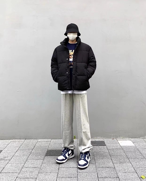 黑色羽绒服 印花卫衣 灰色运动裤今天就来教大家秋冬羽绒服基础穿搭
