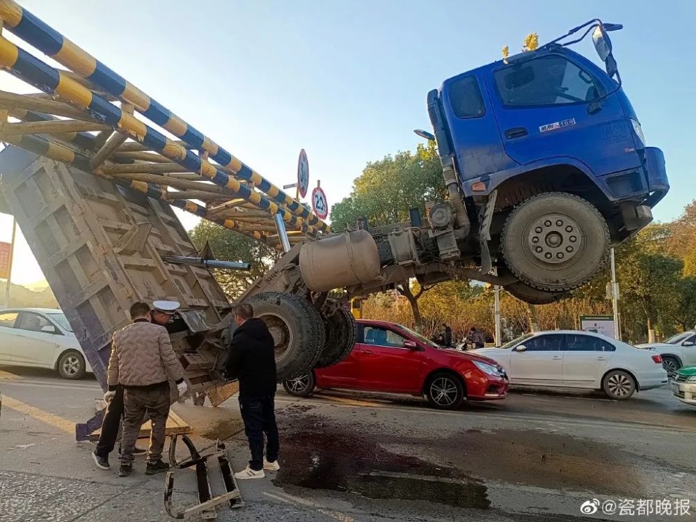 今早景德镇一辆货车撞上瓷都大桥限高杆点视频看事件经过
