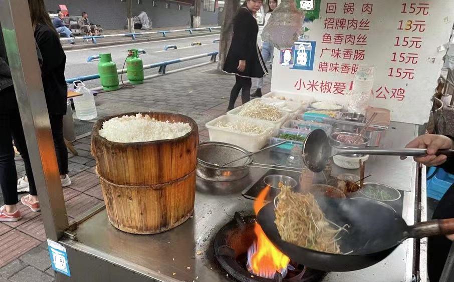 重庆"神级"路边摊炒饭,一份炒饭25元,凌晨一点顾客都还排队吃