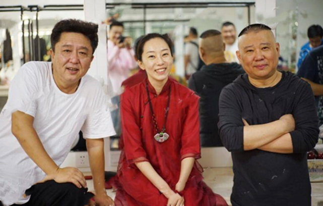 其实侯瓒这些年来也经常出现在德云社的后台,女儿喔喔还与郭德纲的小