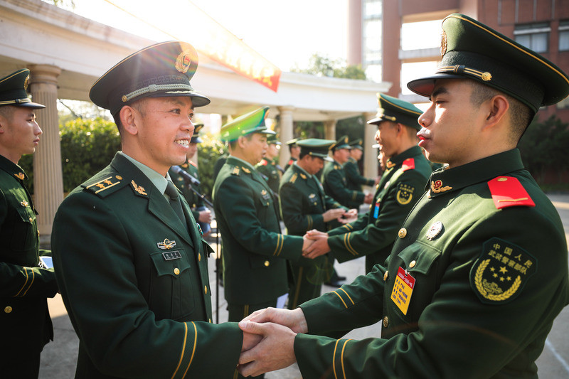 武警上海總隊今天舉行新兵授銜儀式