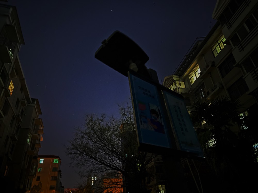 小区内路灯数月不亮居民夜晚摸黑回家