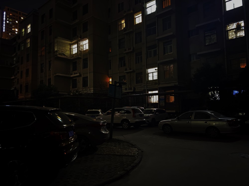小区内路灯数月不亮居民夜晚摸黑回家