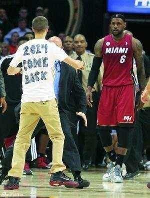 nba NBA球迷多狂热？大叔庆祝“狼王”回归，时隔12年再次献舞
