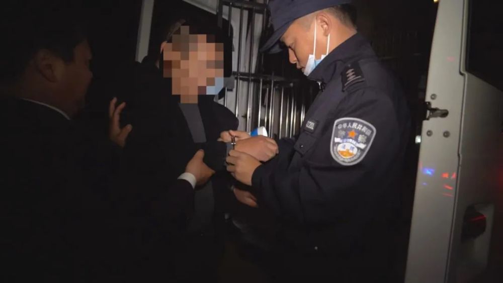 被拷上手铐,押向警车时,毛某不停地承认错误,主动表达想履行还款义务