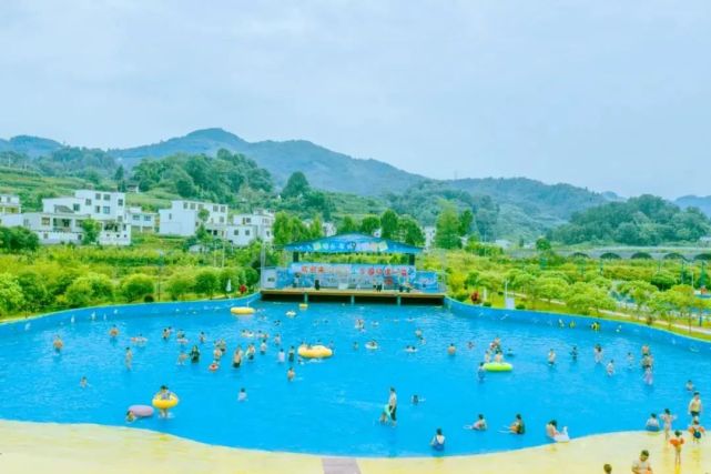 假如你来的时候是夏季,就去正安水车坝水上乐园吧.