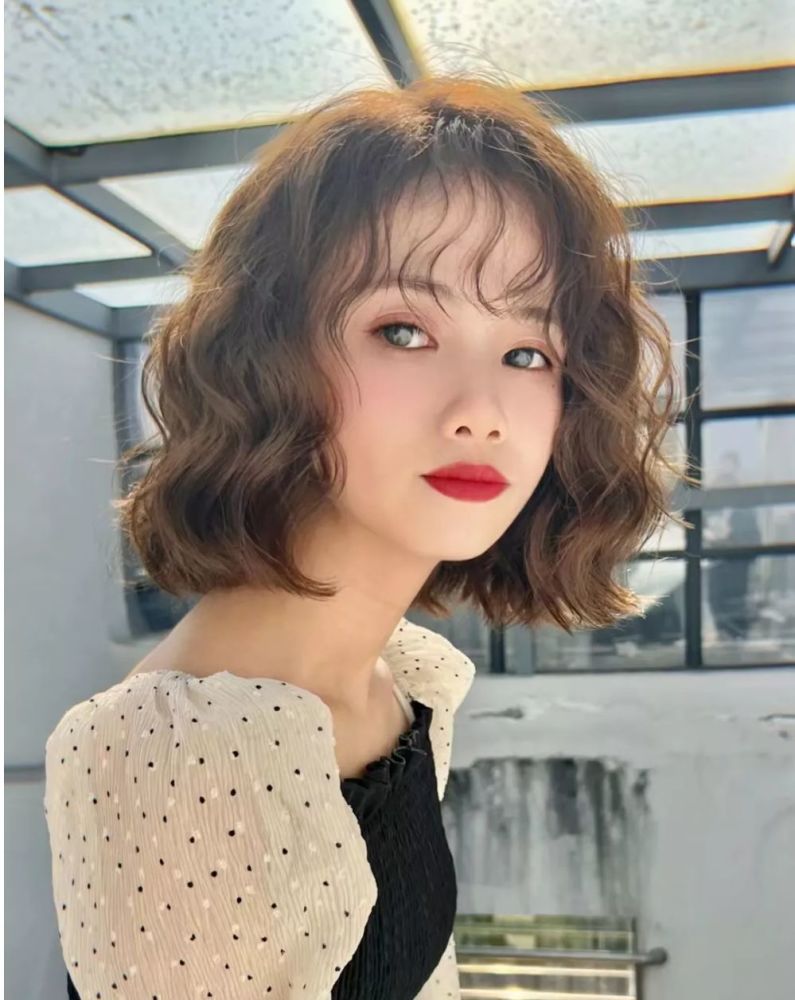 短发的满头烫,除了小卷卷很显发量很洋气之外,这种中大卷的造型也很
