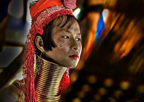 长颈族女人的凄美:5岁在脖子上套一公斤铜环,一生只能取下来三次