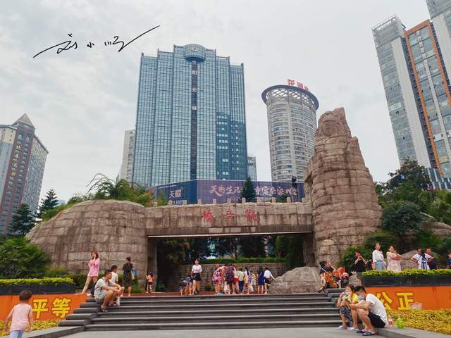 实拍重庆观音桥,商场密集,高楼林立,游客:不愧是新一线城市