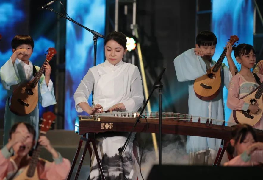 小学部鸣鸠琴特色课程组带来《登鹳雀楼》,打击乐《科技先锋》运用