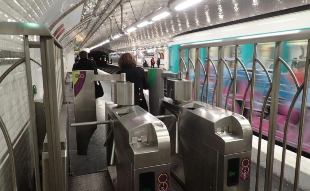 试图撞脸麦当劳的地铁标志,750欧元起拍